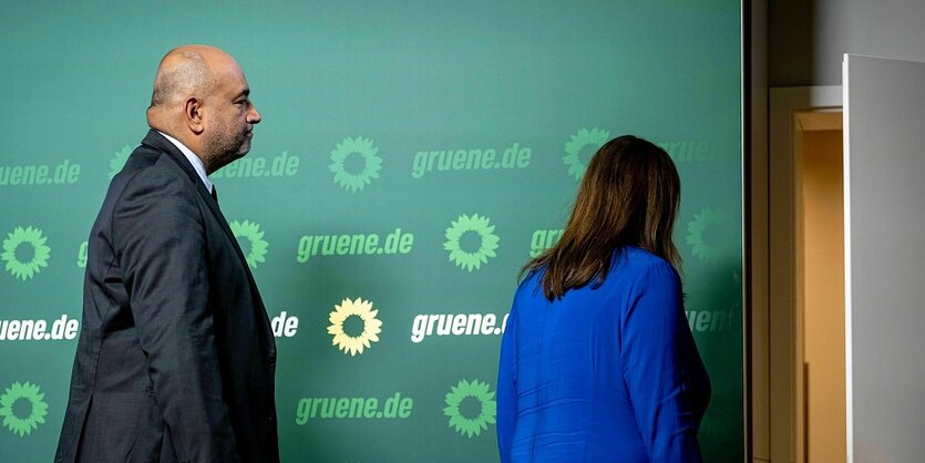 Omid Nouripour und Ricarda lang verlassen die Pressekonferenz