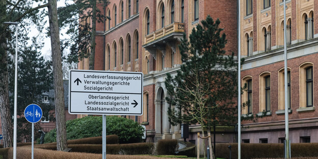 Ein Hinweisschild zu den Gerichten in Schleswig