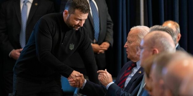 Der ukrainische Präsident schüttelt dem US-Präsidenten die Hand