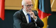 Jürgen Treutler (AfD), Alterspräsident des Landtags, mit blauer Krawatte