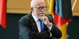 Jürgen Treutler (AfD), Alterspräsident des Landtags, mit blauer Krawatte