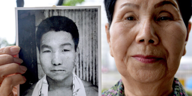 Dieses am 20. Mai 2013 aufgenommene Bild zeigt Hideko Hakamata, die Schwester des ehemaligen Boxers Iwao Hakamada, der in Japan seit 48 Jahren in der Todeszelle gesessen hat, mit einem Bild ihres jungen Bruders Iwao