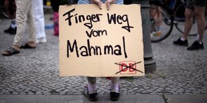 Ein protestschild, darauf stehen die Worte 