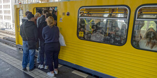 Das Bild zeigt eine überfüllte U-Bahn