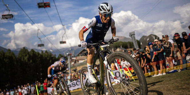 Pauline Ferrand-Prevot auf dem Maountainbike an einer steilen passage im Hochgebirge