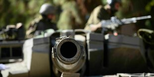 Israelische Soldaten arbeiten auf einem Merkava-Panzer in einer Stellung im Norden Israels an der Grenze zum Libanon.