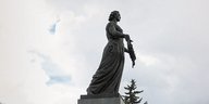 Denkmal einer Frau auf einem Friedhof