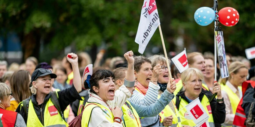 Menschen nehmen an einer Kundgebung der Gewerkschaften GEW und Verdi zu einem eintägigem Warnstreik in den Kita-Eigenbetrieben des Landes Berlin vor dem Roten Rathaus teil