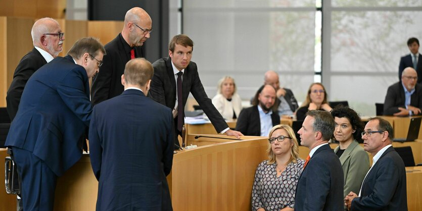 Die parlamentarischen Geschäftsführerinnen und Geschäftsführer der Fraktionen im Thüringer Landtag versammeln sich zur Beratung um das Pult des Sitzungsleiters