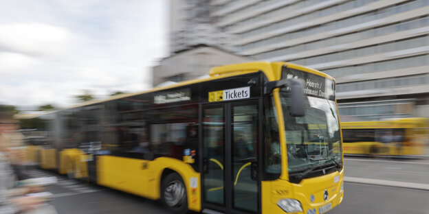 Das Bild zeigt einen Bus der BVG, auf dem über der Tür das Wort "Tickets" steht