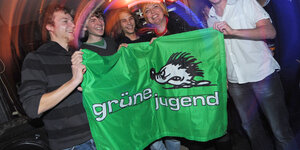 Das Bild aus dem Jahr 2010 zeigt Mitglieder der Grünen Jugend mit der Flagge ihrer Organisation und der damaligen Grünen-Bundesvorsitzenden Claudia Roth