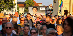 Wahlkampfveranstaltung mit einem Plakat von Sahra Wagenknecht.