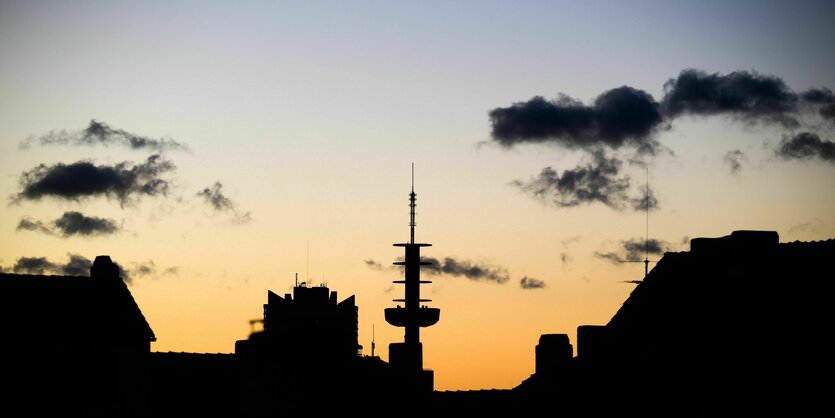 Die Kulisse des VW-Towers vor Himmel