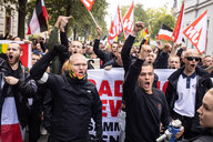 Neonazis brüllen am 28. September 2024 in Görlitz auf einer Demonstration.