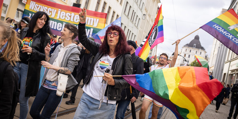 Teilnehmende des CSD in Görlitz schwenken am 28. September 2024 Regenbogen-Fahnen