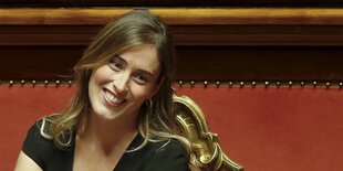 Maria Boschi, Ministerin für Verfassunsgreform lacht.