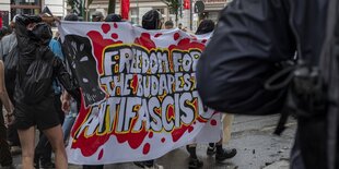 Banner mit der Aufschrift "Freedom fot he Budapest Antifacists"