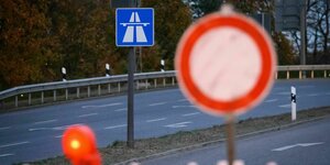 Ein Stoppschild vor einer Autobahn-Anschlussstelle