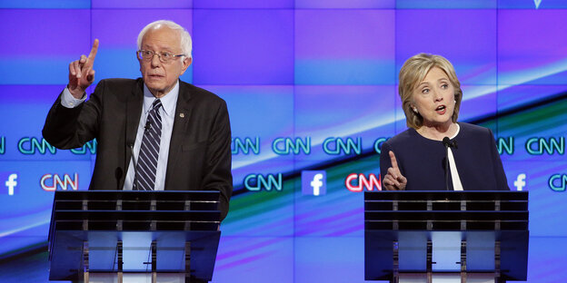 Bernie Sanders und Hillary Clinton gestikulieren Bernie Sanders und Hillary Clinton gestikulieren