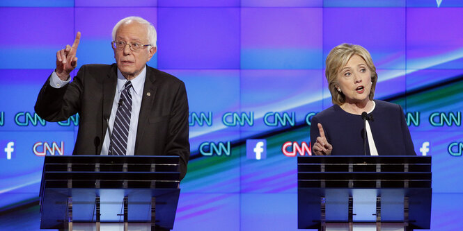 Bernie Sanders und Hillary Clinton gestikulieren