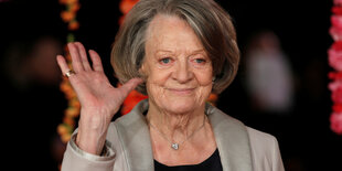 Maggie Smith lächelt und winkt