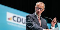 Friedrich Merz spricht vor CDU-Logo