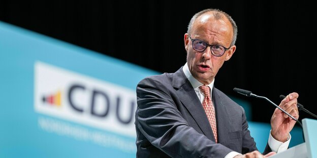 Friedrich Merz spricht vor CDU-Logo