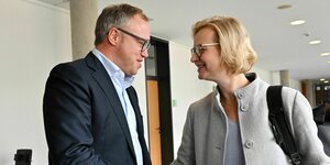 Mario Voigt (CDU) und Katja Wolf (BSW) begrüßen sich