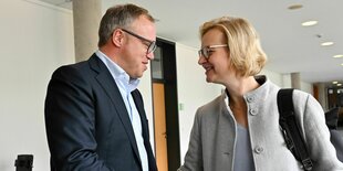 Mario Voigt (CDU) und Katja Wolf (BSW) begrüßen sich