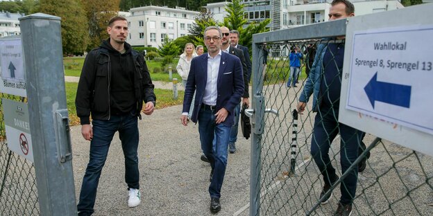 Herbert Kickl verlässt ein Wahllokal