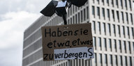 Vor einem Teil des BND-Neubaus in Berlin steht ein Protestplakat.