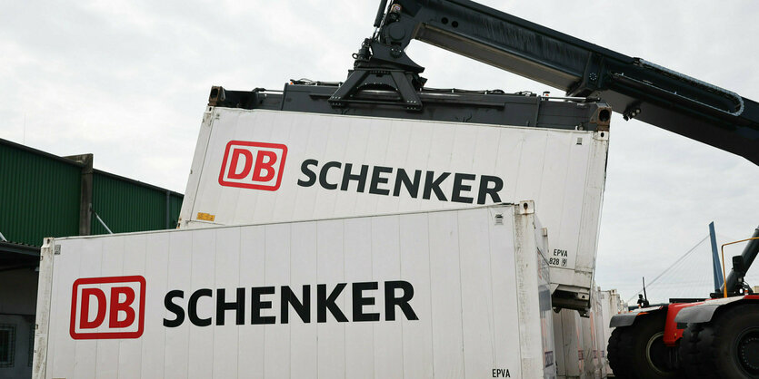 Ein Containerstapler hebt einen Container im DB Schenker Logistikzentrum Hamburger Hafen bei DCP Dettmer Container Packing GmbH im Hamburger Hafen.