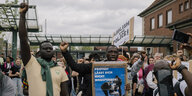 Nach dem Tod von Lamin Touray demonstieren vorwiegend Schwarze Menschen in Nienburg.