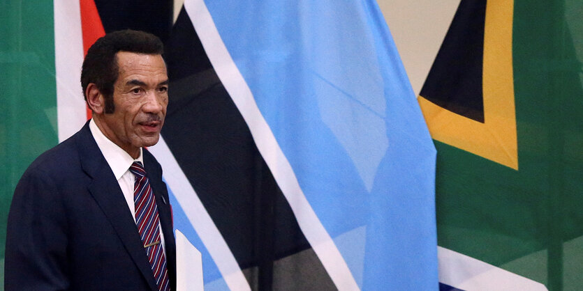 Ian Khama spricht, im Hintergrund verschiedene Fahnen