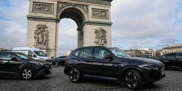 Autos vor dem Triumphbogen in Paris