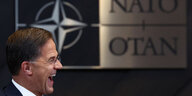 Mark Rutte, im Profil, lacht bei der Übernahme des Postens des Nato-Chefs