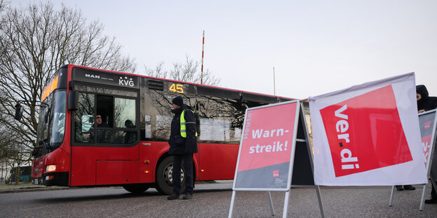 Ein Schild mit der Aufschrift „Warnstreik“ steht am Eingang zu dem Betriebshof des Verkehrsbetriebs Autokraft in Kiel.