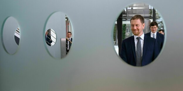 Michael Kretschmer (CDU, l), Ministerpräsident von Sachsen, und Conrad Clemens (CDU), Staatsminister für Bundesangelegenheiten und Medien und Chef der Staatskanzlei kommen vor Beginn der konstituierenden Sitzung des Sächsischen Landtages in den Plenarsaal