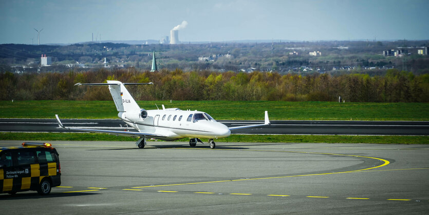 Ein Privatflugzeug auf der Landebahn