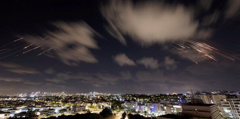 Himmel über Ashkelon mit Raketenfeuer