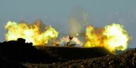 Feuerwolken rund um das Ende eines Panzerrohrs