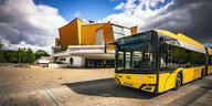 Ein Bus fährt an der Philharmonie in Berlin vorbei