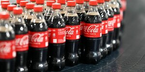 Abgefüllte Cola-Flaschen auf einem Produktionsband