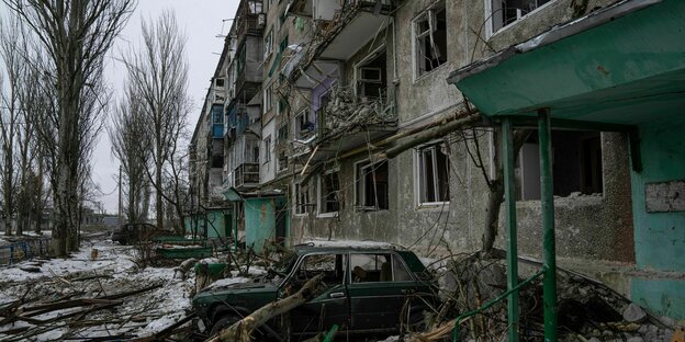 Zerstörungen in einer von russischen Streikräften bomardierten Plattenbausiedlung in Wuhledar im Februar 2023