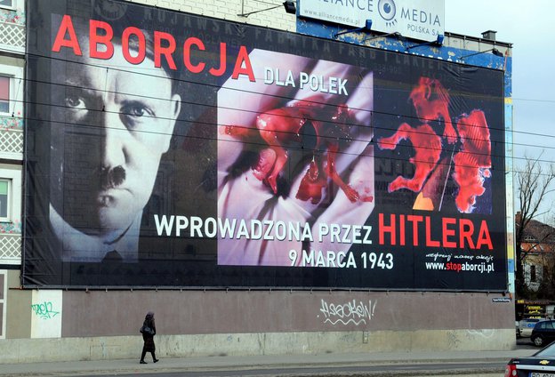 Ein Schild behauptet, Hitler hätte 1943 Abtreibung nach Polen gebracht