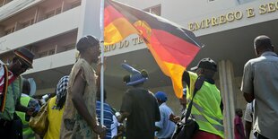 DDR-Vertragsarbeiter demonstrieren vor Ministerium in Maputo