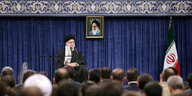 Irans oberster Führer Ayatollah Ali Khamenei spricht während einer Sitzung in Teheran, Iran, 2. Oktober 2024