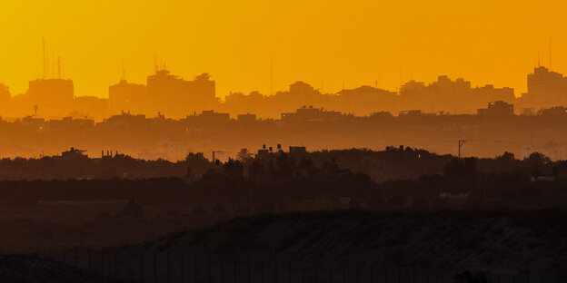 Blick über Gaza und einen rötgefärften Himmel.