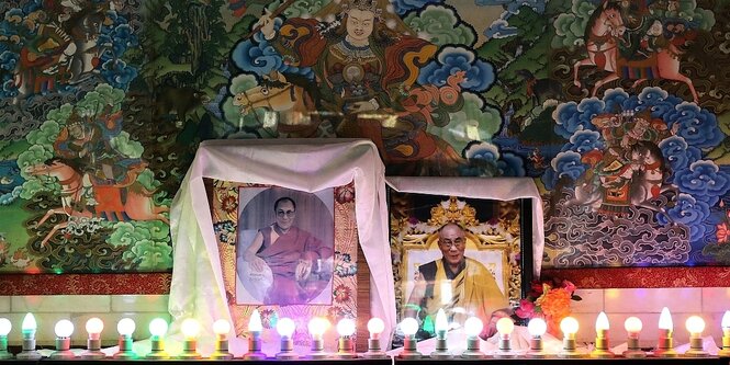 Bilder des Dali Lama und Kerzen