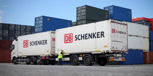 ein Schenker-Lkw steht vor vielen Containern